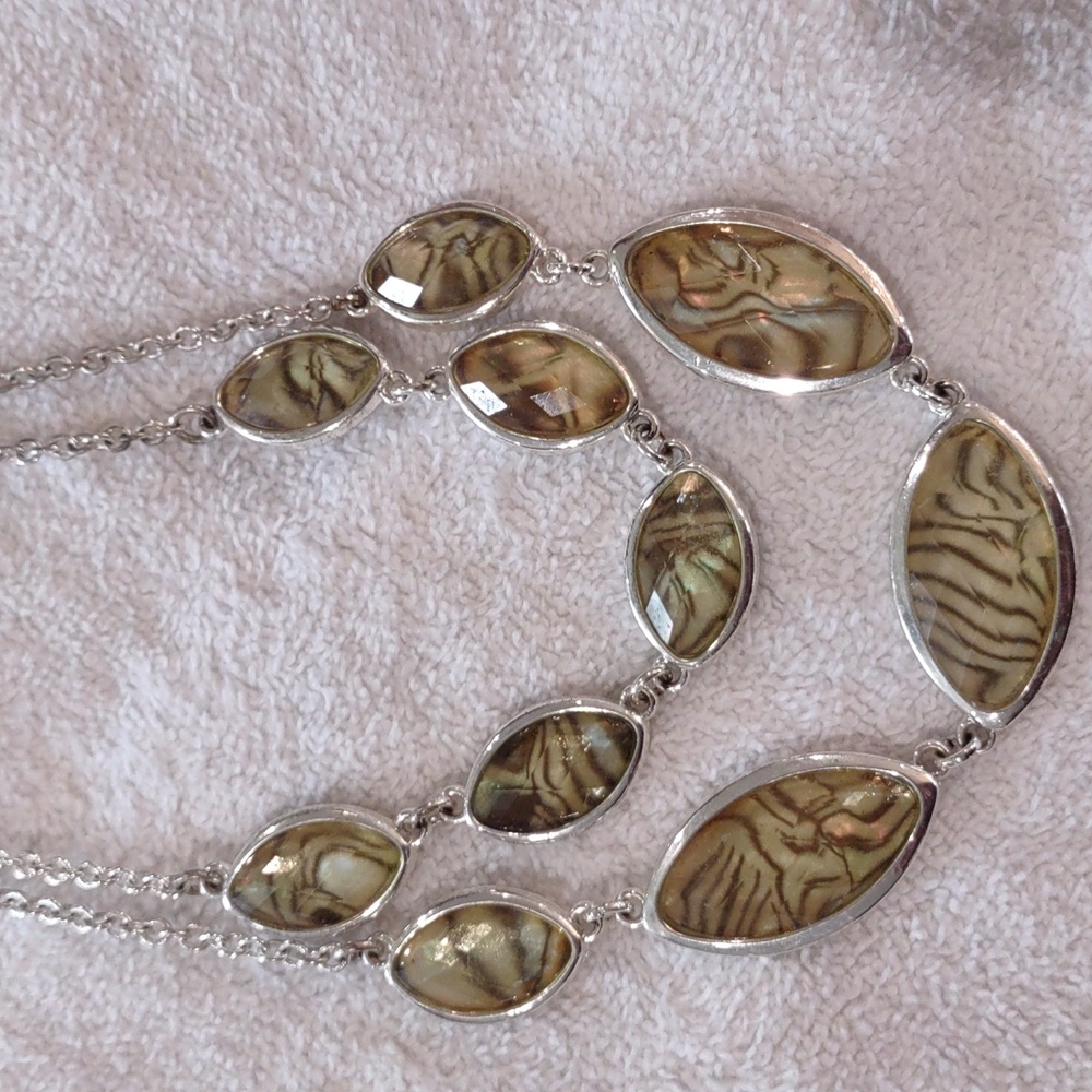 Greenish brown tiger eye look necklace. - Picture 3 of 3